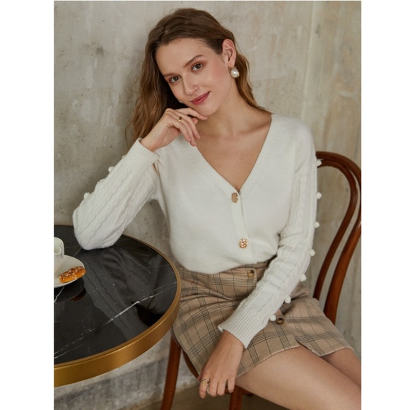 🎥 White Pom Pom Detail V-Neck Button Cardigan - Picture 9 of 17